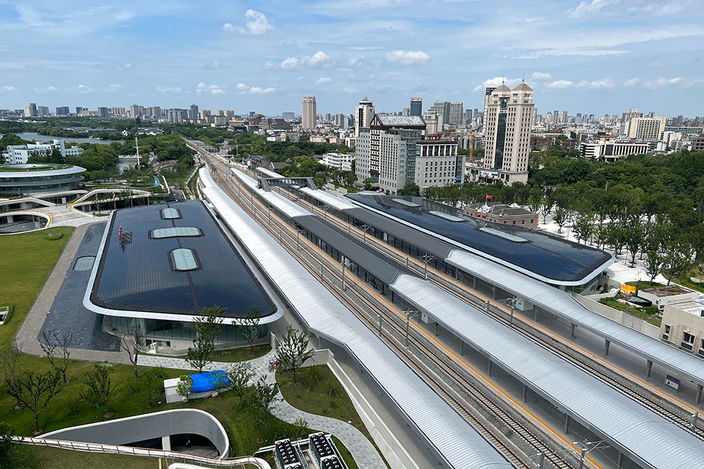 1665991672147559YzEk.jpg 嘉興火車站(zhàn)BIPV屋頂.jpg